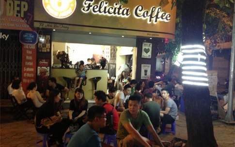 Cà phê đá xay sành điệu vỉa hè phố Hai Bà Trưng