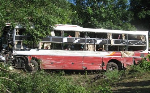 Kinh hoàng 2 xe khách đấu đầu, 6 người thương vong