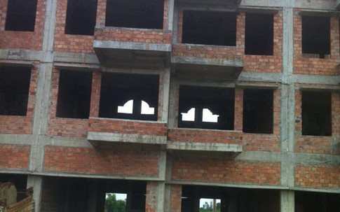 Nữ sinh rơi từ tầng 4 khi nhặt phế liệu