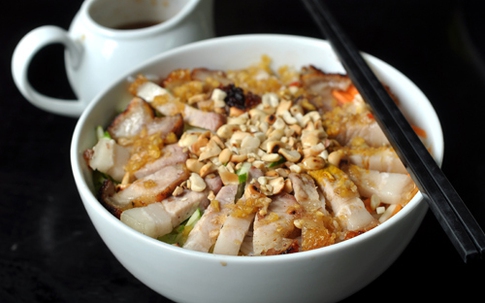 Bún mắm heo quay, nem lụi cực ngon phố Nguyên Hồng