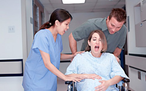 Vợ tôi "nổi điên" lúc đau đẻ