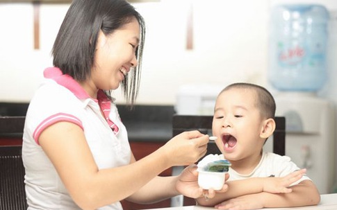 Xấu hổ vì con thích ăn chực