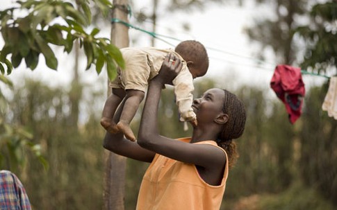“Tròn mắt” học mẹ Kenya nuôi con