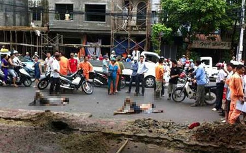 Đào trúng dây điện, 2 công nhân bị cháy đen