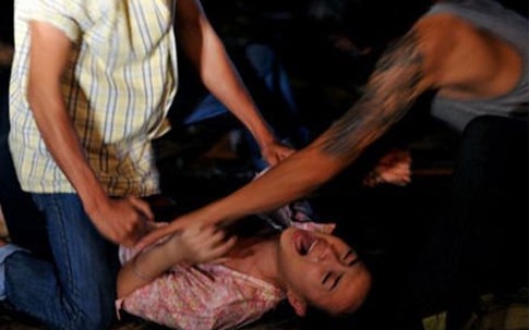 Thản nhiên nhìn bạn gái bị 3 thanh niên hiếp dâm