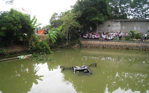 Kinh hoàng ôtô lao xuống ao, 4 người tử vong