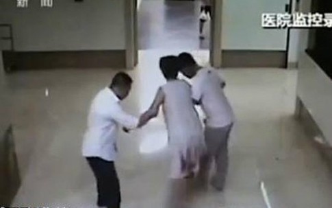 Đẻ rơi con ở ngay hành lang bệnh viện