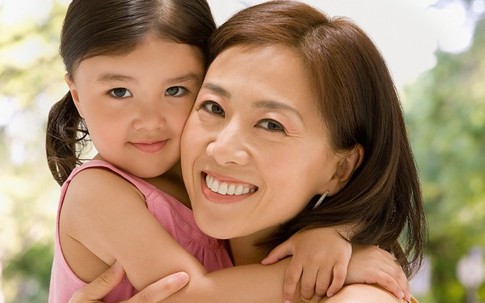 Bé uống kháng sinh có được uống canxi?
