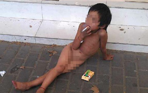 Bố bắt con gái 6 tuổi trần truồng, hút thuốc lá xin ăn