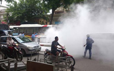 Xe buýt vừa chạy vừa bốc khói ngùn ngụt tại Hà Nội
