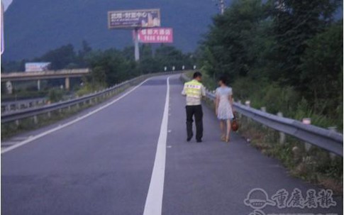 Giận chồng ngoại tình, vợ xả tiền đầy đường cao tốc