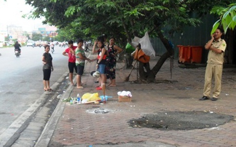 Cô gái trẻ vứt xác bé trai trên phố Hà Nội