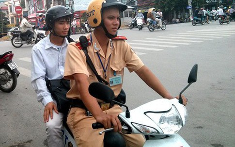 Cảnh sát giao thông đưa sĩ tử tới trường thi