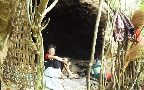 Đắng lòng phận "bà điên" sống trong hang đá