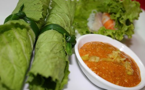 Cải xanh cuốn tôm thịt ngon miệng, không ngấy