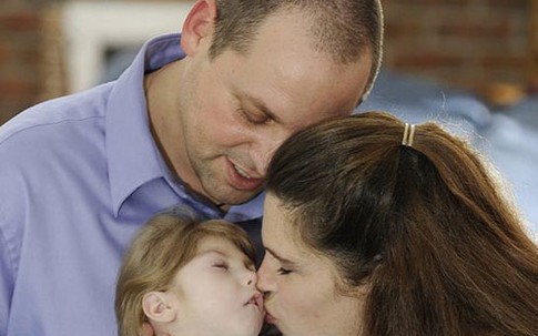 Kỳ lạ bé gái không bao giờ già