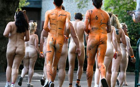 300 tình nguyện viên "nude" chạy quanh công viên