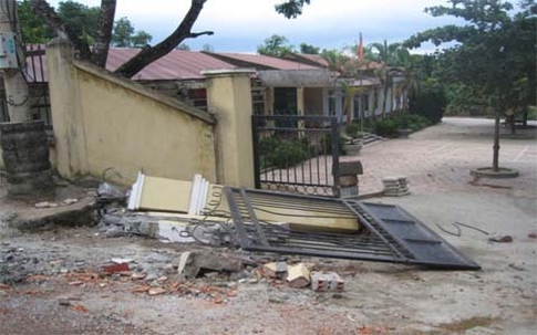 Kinh hoàng giây phút sập cổng trường, 4 người chết