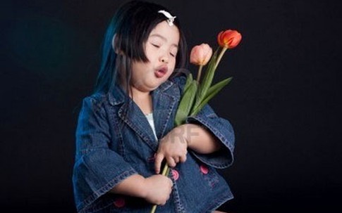 Bé gái 5 tuổi bị du khách kiện vì tội "bán dâm"