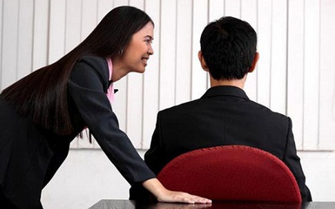 Chồng kiếm cơm nhờ… cặp với sếp già