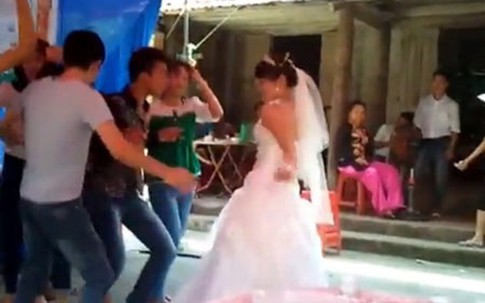 Cô dâu "lắc" nhạc sàn cực sung ở đám cưới quê
