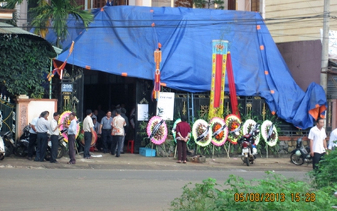 Một giám đốc chết trong tư thế treo cổ