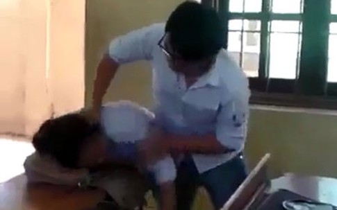 Nam sinh đánh nữ sinh dã man ngay trong lớp học