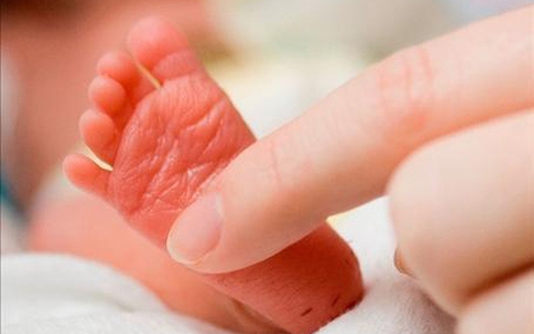 Mẹ ném con sơ sinh từ toilet tầng 5