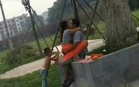 Say sưa làm "chuyện ấy" trước mặt con trai trong công viên