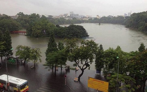Phố cổ Hà Nội 'thành sông' sau mưa lớn