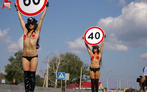 Hai cô gái Nga ngực trần trên phố