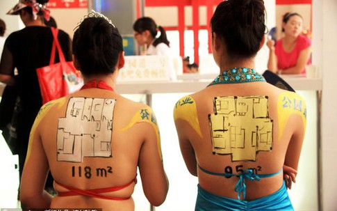 Quảng cáo "độc" trên lưng trần người đẹp