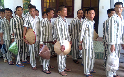 'Phóng thích' tù nhân xưa và nay