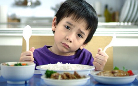 Cùng trợ giúp để bé hết biếng ăn