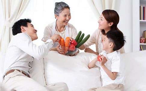 Bà nội ghét vì con đẹp giống mẹ