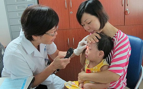 Nhìn nhau có lây bệnh đau mắt đỏ?