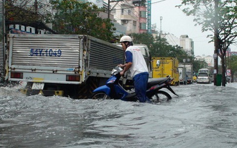 Ngày thứ ba mưa lớn, Sài Gòn lại vật lộn với nước ngập