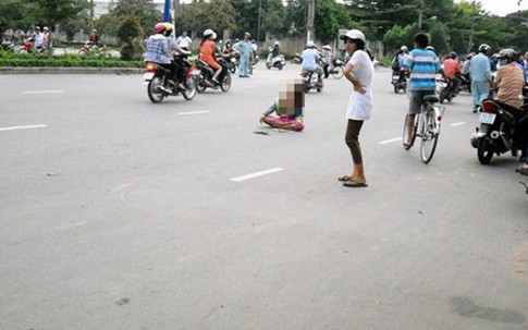 Hàng chục người ngăn cản một phụ nữ lao đầu vào xe tải