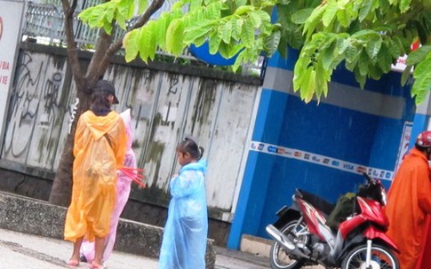 Hai thiếu nữ 18 tuổi chăn dắt trẻ em ăn xin