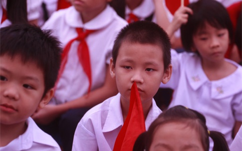 Bé khiếm thính 6 tuổi trọ học một mình ở Thủ đô