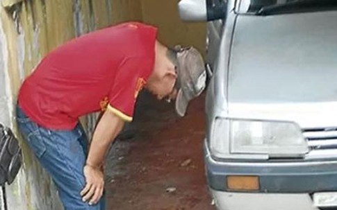 Bé trai 4 tuổi lùi xe ô tô khiến em trai chết thảm