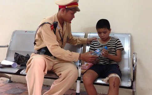 CSGT cứu cháu bé bị đánh ngất trên đường