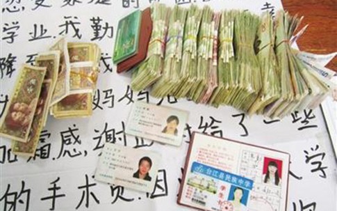 Giả làm học sinh đi ăn xin, kiếm được 350 triệu trả ngân hàng