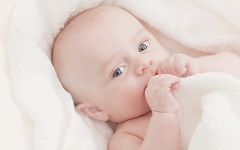 Mách mẹ vài bí quyết giúp bé sơ sinh không bị bẹt đầu