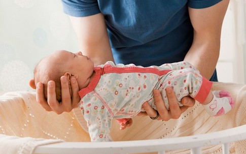 Những tình huống cười "vỡ bụng" khi bố mẹ chăm con