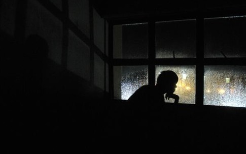 Nửa đêm, mặc quần lót đột nhập vào phòng thiếu nữ để tỏ tình