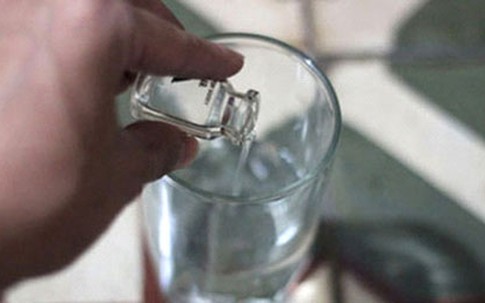 Bố đẻ nhẫn tâm cho hai con uống thuốc chuột