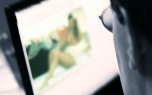 Bắt gặp bố chồng xem phim sex
