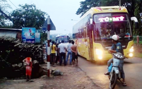 Chặn đầu ngăn xe 'dù' cướp khách, cô gái bị cuốn vào gầm ôtô