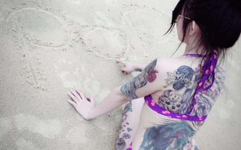 Cô gái mặc "nội y" sở hữu hàng trăm hình xăm gây sốc